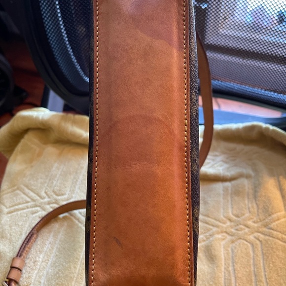 Authentic Vintage LV Trotter Crossbody - Picture 4 of 16